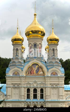 Vergoldete Kuppeln der russisch-orthodoxen Kirche St. Peter und Paul, Karlsbad, Karlsbad, Karlsbad, Böhmen, Tschechien *** vergoldete Ordenskuppeln Stockfoto