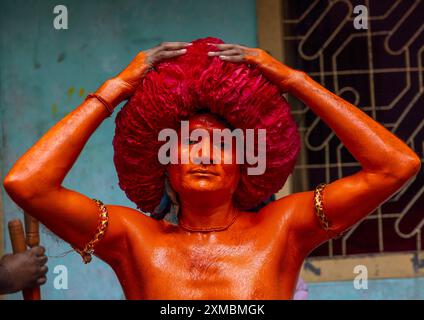 Porträt eines hinduistischen Anhängers mit orangefarbener Farbe auf dem Lal Kach Festival, Dhaka Division, Munshiganj Sadar, Bangladesch Stockfoto