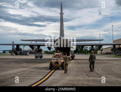 US Air Force Airman 1. Klasse Eric Peltier, 71st Rescue Squadron Loadmaster, Marshals Airmen der 38th RQS in einen HC-130J Combat King II AT Stockfoto