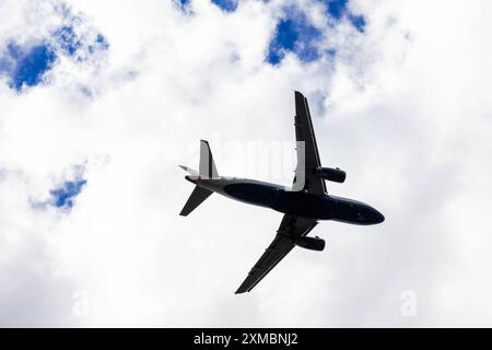 Die Flugzeuge richten sich aus und steigen ab, während sie sich auf die Landung am Flughafen Heathrow vorbereiten. Stockfoto