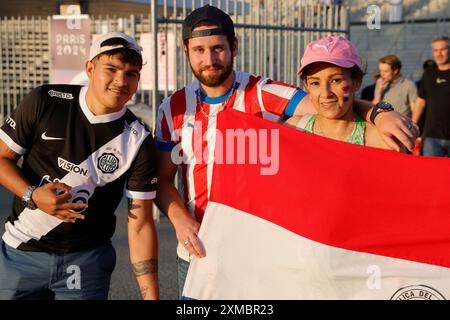 Das Volk der Republik Paraguay. Paraguay-Fans während der Olympischen Spiele 2024 in Paris. Ausstieg aus dem Japan-Paraguay-Fußballspiel der Männer (Ergebnis: Japan 5 Stockfoto