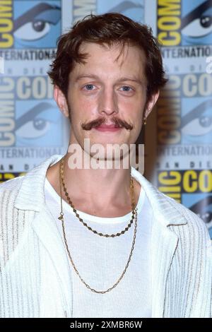 Robert Strange beim Photocall zur 2. Staffel der Amazon Prime Videoserie The Lord of the Rings: The Rings of Power / der Herr der Ringe: Die Ringe der Macht auf der San Diego Comic-Con International 2024 im Hilton Bayfront Hotel. San Diego, 26.07.2024 *** Robert Strange beim Fotobesuch für Staffel 2 der Amazon Prime Video-Serie der Herr der Ringe die Ringe der Macht der Herr der Ringe die Ringe der Macht auf der San Diego Comic Con International 2024 im Hilton Bayfront Hotel San Diego, 26 07 2024 Foto:xD.xStarbuckx/xFuturexImagex Ringe 4730 Stockfoto