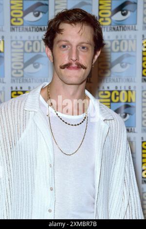 Robert Strange beim Photocall zur 2. Staffel der Amazon Prime Videoserie The Lord of the Rings: The Rings of Power / der Herr der Ringe: Die Ringe der Macht auf der San Diego Comic-Con International 2024 im Hilton Bayfront Hotel. San Diego, 26.07.2024 *** Robert Strange beim Fotobesuch für Staffel 2 der Amazon Prime Video-Serie der Herr der Ringe die Ringe der Macht der Herr der Ringe die Ringe der Macht auf der San Diego Comic Con International 2024 im Hilton Bayfront Hotel San Diego, 26 07 2024 Foto:xD.xStarbuckx/xFuturexImagex Ringe 4729 Stockfoto