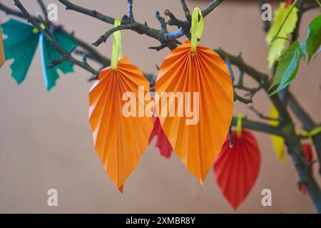 Hängt an einem Baum aus Papierblättern für die Herbstkomposition Stockfoto