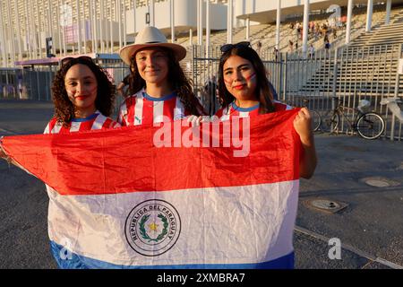 Das Volk der Republik Paraguay. Paraguay-Fans während der Olympischen Spiele 2024 in Paris. Ausstieg aus dem Japan-Paraguay-Fußballspiel der Männer (Ergebnis: Japan 5 Stockfoto