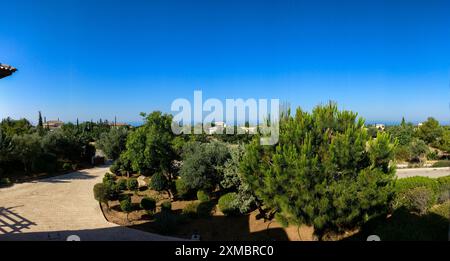 Das luxuriöse Aphrodite Hills Hotel and Resort Gebäude mit wunderschönen Gärten, einem großen Pool und einem eleganten Haus, Paphos auf Zypern Stockfoto