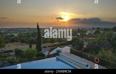 Das luxuriöse Aphrodite Hills Hotel and Resort Gebäude mit wunderschönen Gärten, einem großen Pool und einem eleganten Haus, Paphos auf Zypern Stockfoto