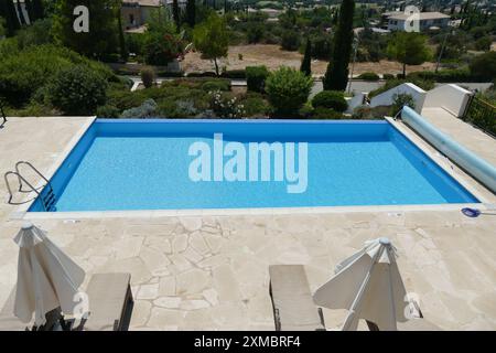 Das luxuriöse Aphrodite Hills Hotel and Resort Gebäude mit wunderschönen Gärten, einem großen Pool und einem eleganten Haus, Paphos auf Zypern Stockfoto