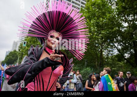 Berlin, Deutschland. Juli 2024. Tatjana Taft nimmt an der 46. Berliner Pride Parade zum Christopher Street Day (CSD) Teil. Quelle: Jörg Carstensen/dpa/Alamy Live News Stockfoto