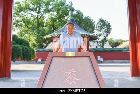 (240727) -- PEKING, 27. Juli 2024 (Xinhua) -- LYU Zhou wird am 18. Juni 2024 in der Göttlichen Kornkammer des Altars des Gottes der Landwirtschaft in Peking, Hauptstadt Chinas, dargestellt. LYU Zhou ist der Gruppenleiter für die Textkompilierung des Pekinger Central Axis World Heritage Application Teams und Direktor des National Heritage Center der Tsinghua University. LYU und sein Team widmen sich der Weltöffentlichkeit des einzigartigen Kulturerbes der Pekinger Zentralachse – einem Gebäudeensemble, das die ideale Ordnung der chinesischen Hauptstadt darstellt. Zu seiner großen Freude hat der Bildungsausschuss der Vereinten Nationen, Stockfoto