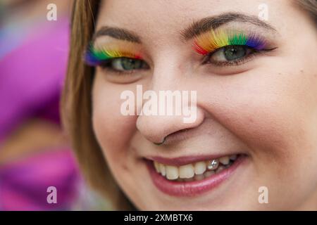 Berlin, Deutschland. Juli 2024. Rosa hat Wimpern in den Farben des Regenbogens bei der 46. Berlin Pride Parade zum Christopher Street Day (CSD). Quelle: Jörg Carstensen/dpa/Alamy Live News Stockfoto