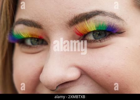 Berlin, Deutschland. Juli 2024. Rosa hat Wimpern in den Farben des Regenbogens bei der 46. Berlin Pride Parade zum Christopher Street Day (CSD). Quelle: Jörg Carstensen/dpa/Alamy Live News Stockfoto