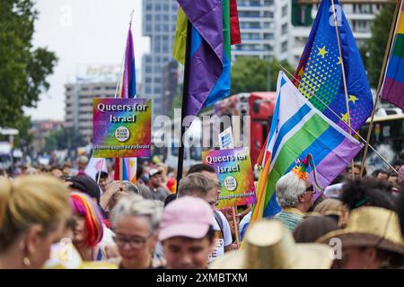 Berlin, Deutschland. Juli 2024. Banner mit dem Slogan „Queers for Israel“ sind bei der 46. Berlin Pride Parade zum Christopher Street Day (CSD) zu sehen. Quelle: Jörg Carstensen/dpa/Alamy Live News Stockfoto