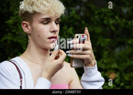 Berlin, Deutschland. Juli 2024. Darius schminkt sich für die 46. Berlin Pride Parade am Christopher Street Day. Quelle: Jörg Carstensen/dpa/Alamy Live News Stockfoto