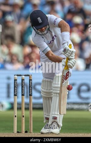 Harry Brook aus England trifft am zweiten Tag des Rothesay Test Match England vs West Indies in Edgbaston, Birmingham, Großbritannien, 27. Juli 2024 auf einen Ball von Jayden Seales of West Indies (Foto: Mark Cosgrove/News Images) Stockfoto