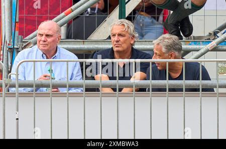 Rottach Egern, Deutschland. Juli 2024. Uli HOENESS (ehemaliger FCB-Präsident), Ehrenpräsident, Jörg WACKER, ehemaliger FCB-Geschäftsführer International Affairs, Mediendirektor Stefan Mennerich, Pressechef FCB beim Freundschaftsspiel FC ROTTACH-EGERN - FC BAYERN München 1-14 im Trainingscamp im Stadion am Birkenmoos, 1. Deutsche Fußball-Liga, in Rottach-Egern, Tegernsee, 24. Juli, 2024 Saison 2024/2025, FCB, Fotograf: ddp Images/STAR-Images Credit: ddp Media GmbH/Alamy Live News Stockfoto