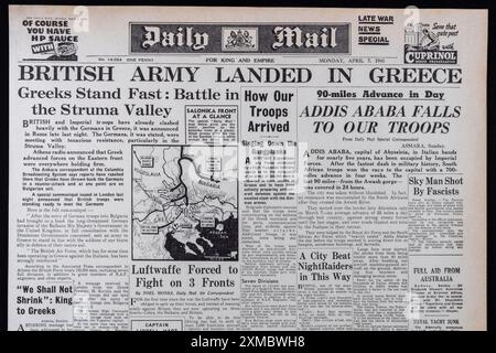 „British Army Landed in Greece“-Schlagzeile auf der Titelseite der Daily Mail (Replica), 7. April 1941. Stockfoto