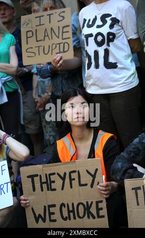 London, England, Großbritannien. Juli 2024. Während der Demonstration vor dem Verkehrsministerium versammeln sich Demonstranten mit Schildern gegen die Flughafenerweiterung. Demonstranten der Umweltgruppe Fossil Free London und ihre Unterstützer demonstrieren vor dem Verkehrsministerium in London, um die globalen Aktionen auf den Flughäfen zu unterstützen.˜Oil Kills. Die Gruppe protestiert gegen den geplanten Ausbau des Londoner Flughafens City. Sie argumentieren, dass der Flughafen derzeit nicht voll ausgelastet ist und eine Erweiterung nicht notwendig ist (Credit Image: © Martin Pope/ZUMA Press Wire). Nicht Stockfoto