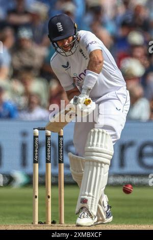 Birmingham, Großbritannien. Juli 2024. Harry Brook aus England trifft auf einen Ball von Jayden Seales of West Indies während des zweiten Tages des Rothesay Test Match England vs West Indies in Edgbaston, Birmingham, Vereinigtes Königreich, 27. Juli 2024 (Foto: Mark Cosgrove/News Images) in Birmingham, Vereinigtes Königreich am 27. Juli 2024. (Foto: Mark Cosgrove/News Images/SIPA USA) Credit: SIPA USA/Alamy Live News Stockfoto