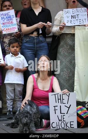 London, England, Großbritannien. Juli 2024. Während der Demonstration vor dem Verkehrsministerium versammeln sich Demonstranten mit Schildern gegen die Flughafenerweiterung. Demonstranten der Umweltgruppe Fossil Free London und ihre Unterstützer demonstrieren vor dem Verkehrsministerium in London, um die globalen Aktionen auf den Flughäfen zu unterstützen.˜Oil Kills. Die Gruppe protestiert gegen den geplanten Ausbau des Londoner Flughafens City. Sie argumentieren, dass der Flughafen derzeit nicht voll ausgelastet ist und eine Erweiterung nicht notwendig ist (Credit Image: © Martin Pope/ZUMA Press Wire). Nicht Stockfoto