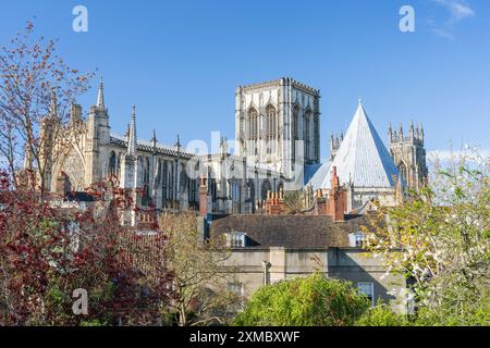 York Minster im Frühling von den Barwänden aus gesehen, York, England Stockfoto