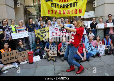 London UK, 27. Juli 2024. Vor dem Verkehrsministerium findet eine Demonstration von Fossil Free London gegen die geplante Erweiterung des Flughafens City statt. Quelle: James Willoughby/Alamy Live News Stockfoto