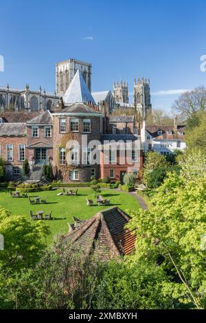 York Minster im Frühling von den Barwänden aus gesehen, York, England Stockfoto