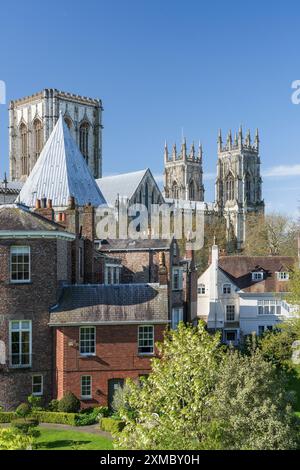 York Minster im Frühling von den Barwänden aus gesehen, York, England Stockfoto