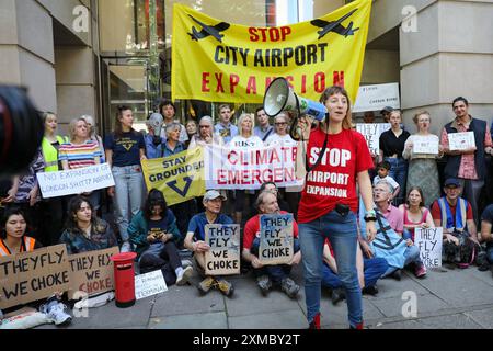 London UK, 27. Juli 2024. Vor dem Verkehrsministerium findet eine Demonstration von Fossil Free London gegen die geplante Erweiterung des Flughafens City statt. Quelle: James Willoughby/Alamy Live News Stockfoto