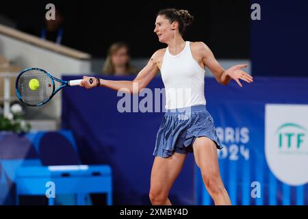 Paris, Frankreich, 27. Juli 2024. Irina-Camelia Begu aus Rumänien trifft den Ball während der Olympischen Spiele 2024 in Paris, Frankreich, im Roland-Garros Stadium am 27. Juli 2024. Quelle: Pete Dovgan/Speed Media/Alamy Live News Stockfoto