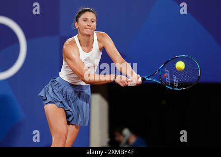 Paris, Frankreich, 27. Juli 2024. Irina-Camelia Begu aus Rumänien trifft den Ball während der Olympischen Spiele 2024 in Paris, Frankreich, im Roland-Garros Stadium am 27. Juli 2024. Quelle: Pete Dovgan/Speed Media/Alamy Live News Stockfoto