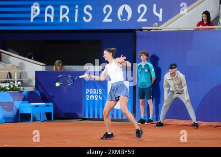 Paris, Frankreich, 27. Juli 2024. Irina-Camelia Begu aus Rumänien trifft den Ball während der Olympischen Spiele 2024 in Paris, Frankreich, im Roland-Garros Stadium am 27. Juli 2024. Quelle: Pete Dovgan/Speed Media/Alamy Live News Stockfoto