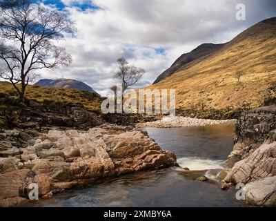 Die schroffe und ungezähmte Fahrt entlang des Glen Etive, während sein Fluss durch Moore und vorbei an Bergen fließt, ist eine der schönsten in Schottland Stockfoto