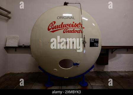 Ceske Budejovice - 13. Juli 2024: Budweiser Budvar Beer Lagertank zur Reifung des Lagerbiers im Keller. Stockfoto