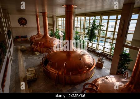 Ceske Budejovice - 13. Juli 2024: Budweiser Budvar Brew House Interior mit Kupferwürzpfannen oder Braukesseln für die Bierherstellung. Stockfoto