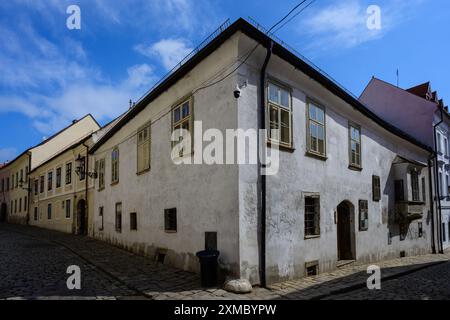 Altstadthaus und Kopfsteinpflasterstraße in Bratislava, Slowakei Stockfoto