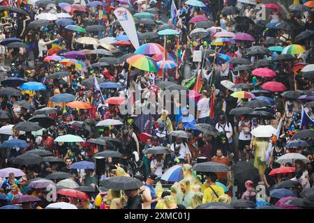 Berlin, Deutschland. Juli 2024. Bei strömendem Regen nehmen zahlreiche Menschen an der 46. Berliner Pride-Parade zum Christopher Street Day (CSD) Teil. Quelle: Jörg Carstensen/dpa/Alamy Live News Stockfoto