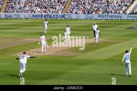 Englands Ollie Pope wurde von West Indies Shamar Joseph am zweiten Tag des dritten Rothesay Test Matches in Edgbaston, Birmingham, ausgetragen. Bilddatum: Samstag, 27. Juli 2024. Stockfoto