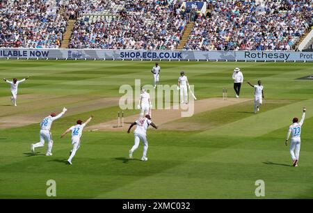 Englands Ollie Pope wurde von West Indies Shamar Joseph am zweiten Tag des dritten Rothesay Test Matches in Edgbaston, Birmingham, ausgetragen. Bilddatum: Samstag, 27. Juli 2024. Stockfoto