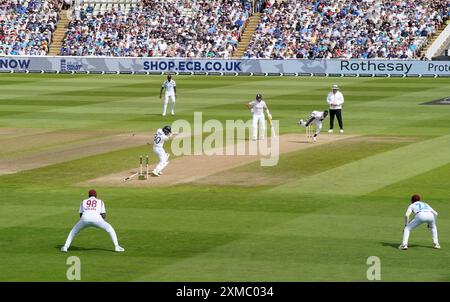 Englands Ollie Pope wurde von West Indies Shamar Joseph am zweiten Tag des dritten Rothesay Test Matches in Edgbaston, Birmingham, ausgetragen. Bilddatum: Samstag, 27. Juli 2024. Stockfoto