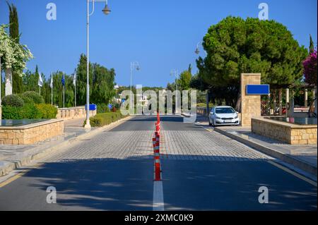 Das luxuriöse Aphrodite Hills Hotel and Resort Gebäude mit wunderschönen Gärten, einem großen Pool und einem eleganten Haus, Paphos auf Zypern Stockfoto