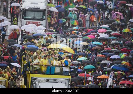 Berlin, Deutschland. Juli 2024. Bei strömendem Regen nehmen zahlreiche Menschen an der 46. Berliner Pride-Parade zum Christopher Street Day (CSD) Teil. Quelle: Jörg Carstensen/dpa/Alamy Live News Stockfoto
