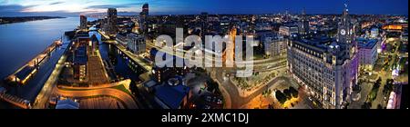 Panoramablick auf die Gebäude am Ufer von Liverpool in der Abenddämmerung. Stockfoto