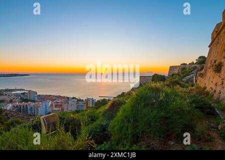 Panoramablick vom Stadtzentrum von Alicante aus der Vogelperspektive. Alicante ist eine Stadt in der spanischen Region Valencia. Stockfoto