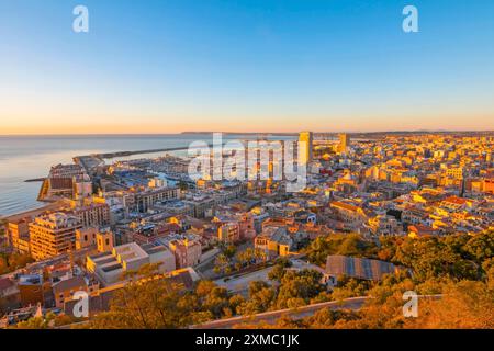 Panoramablick vom Stadtzentrum von Alicante aus der Vogelperspektive. Alicante ist eine Stadt in der spanischen Region Valencia. Stockfoto