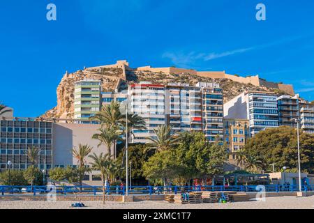 Alicante, Spanien - 3. dezember 2023: Strand und Küste von Postiguet in Alicante, Spanien. Blick auf Santa Barbara Castle Stockfoto