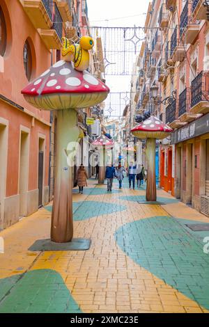 Alicante, Spanien - 4. dezember 2023: Blick auf die berühmte Pilzstraße mit süßen Pilzfiguren, Geschäften und Cafés Stockfoto