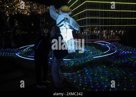 Bandung, Indonesien. Juli 2024. Besucher besuchen den Galaxienspielplatz am Paris Van Java Resort Lifestyle Place (PVJ), Bandung, West Java. Der neue Spielplatz mit dem Thema Galactic Glow bietet ein Gefühl wie im Weltraum. (Foto: Dimas Rachmatsyah/Pacific Press) Credit: Pacific Press Media Production Corp./Alamy Live News Stockfoto