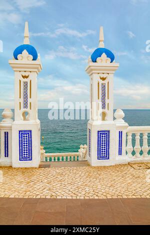 Sonniger Tag im Benidorm Resort. Blick vom Balcon del Mediterraneo in die Altstadt von Benidorm Stockfoto