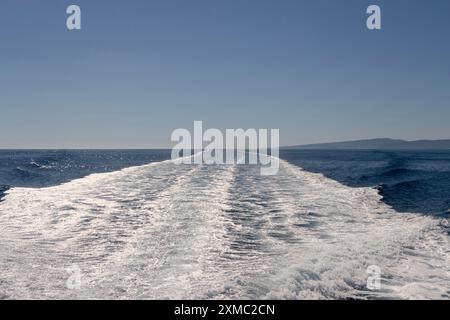 Segeln und weiße Bootsspur in der Ägäis, Italien Stockfoto